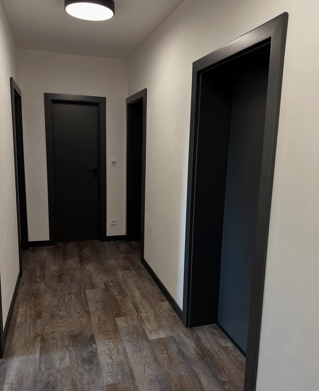 Pokládka podlahy a malování chodby